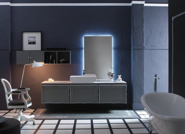 Un bagno con un lavandino uno specchio e una vasca da bagno