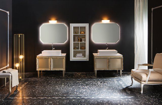 Un bagno con due lavandini, due specchi e una sedia.