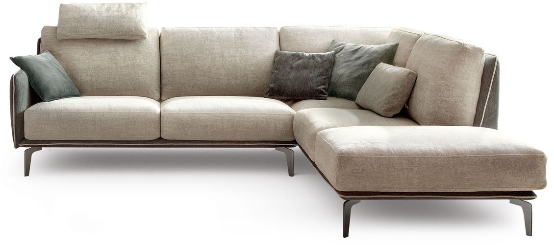Un divano componibile beige con cuscini su sfondo bianco.