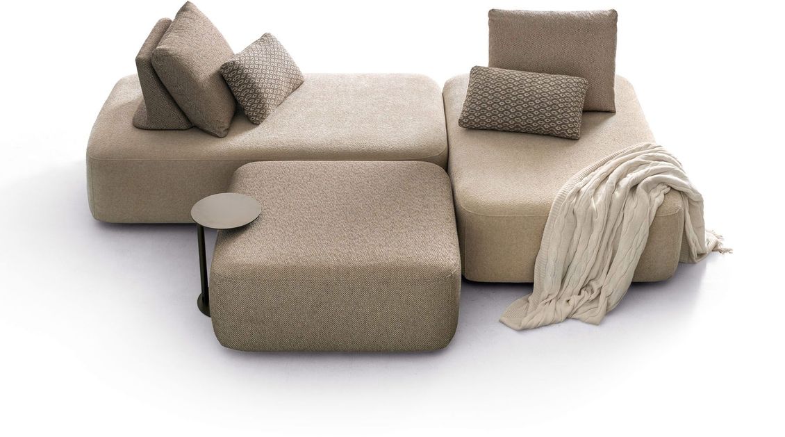 Un divano con cuscini e una coperta sopra