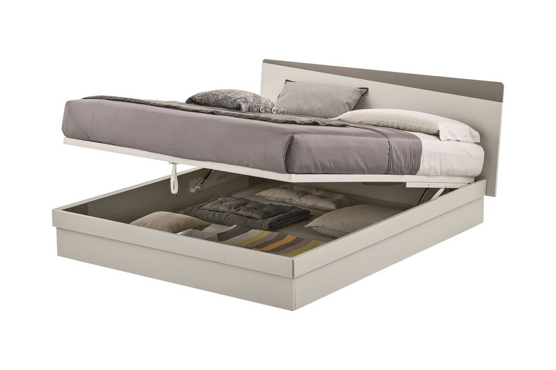 Un letto con un contenitore sottostante su uno sfondo bianco.