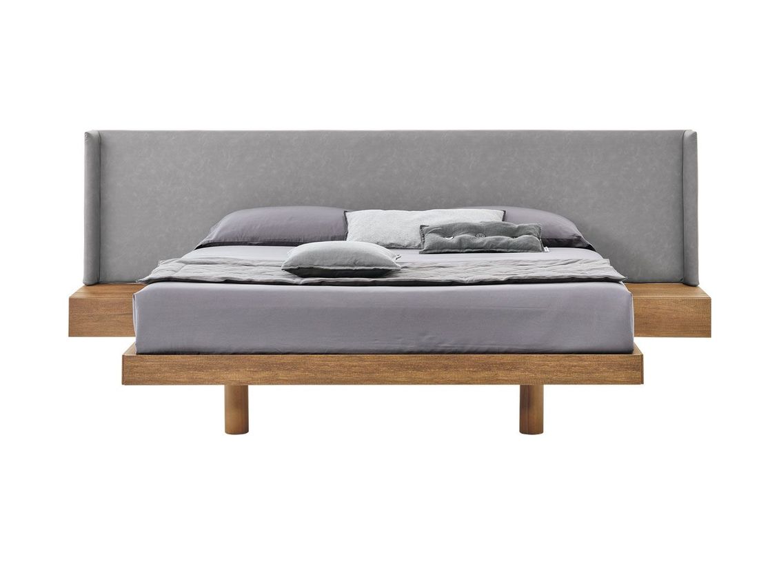 Un letto con struttura in legno e testiera grigia su sfondo bianco.