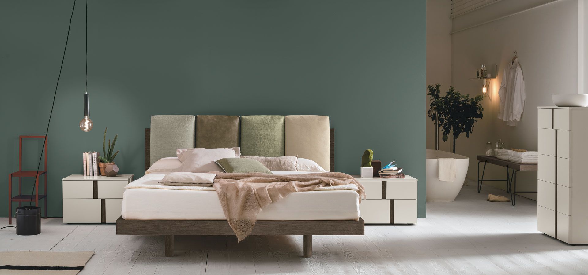 Una camera da letto con un letto, comodini e una vasca da bagno.