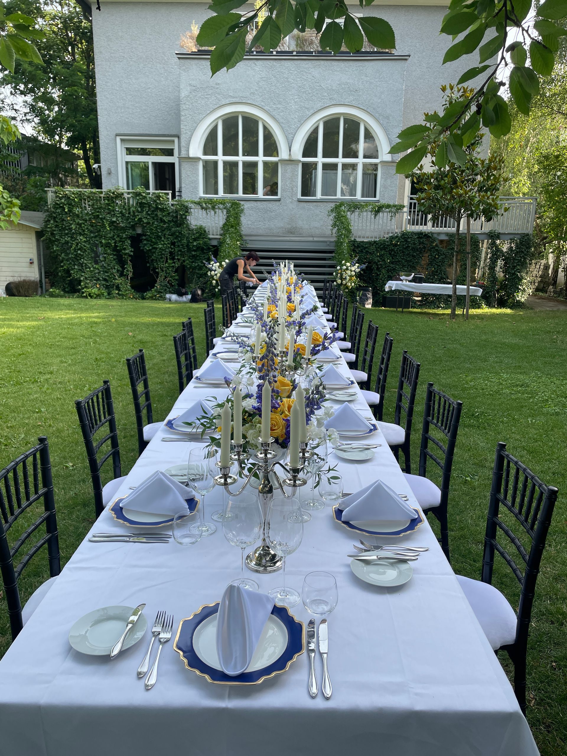 Buffet mit verschiedenen Vorspeisen, Salaten und Blumen in einem hellen Speisesaal