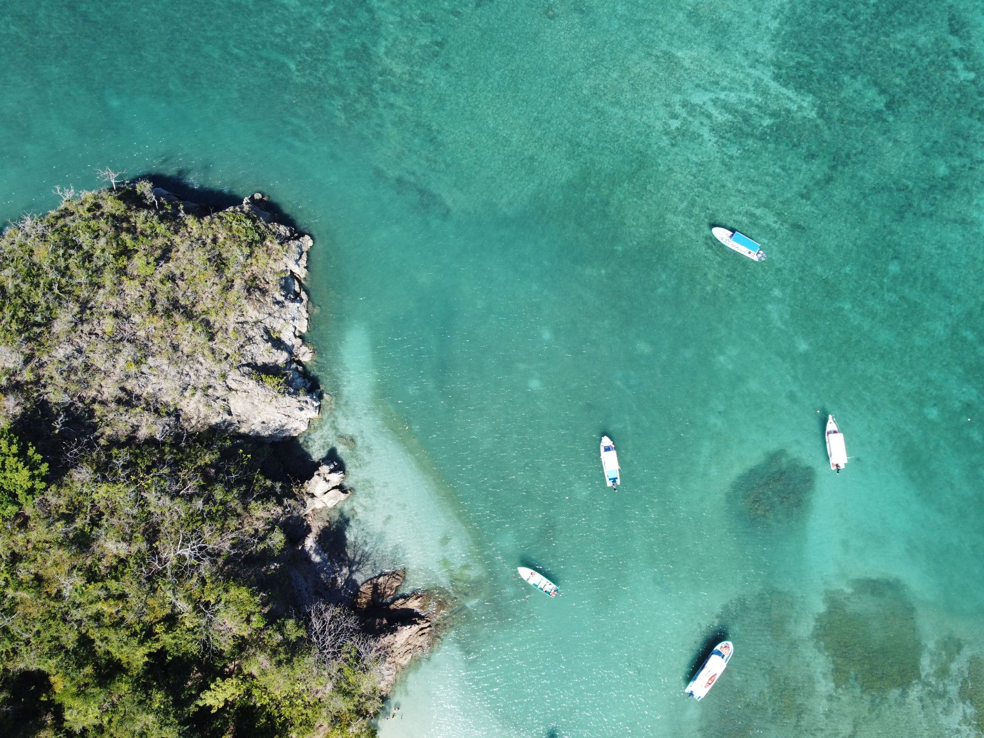 Turquoise Pacific coast near Nekajui, a Ritz-Carlton Reserve, for private boat excursions in Peninsula Papagayo, Costa Rica.
