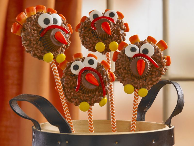 star crunch cookies decorated as turkeys