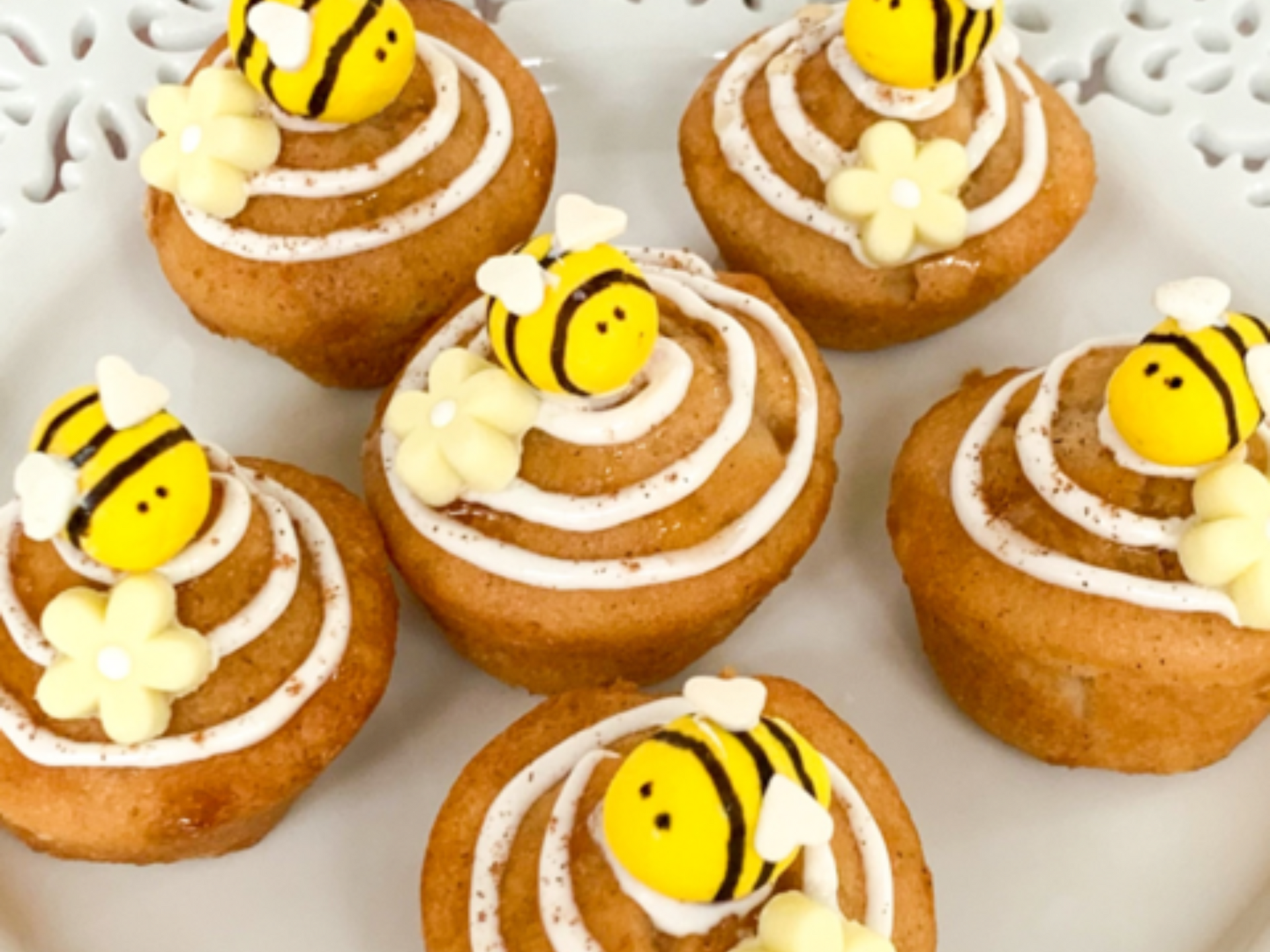 honey bun mini muffins with fondant bees