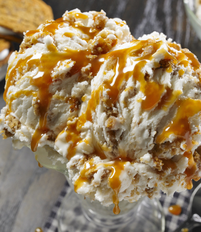 oatmeal creme pie ice cream with caramel sauce