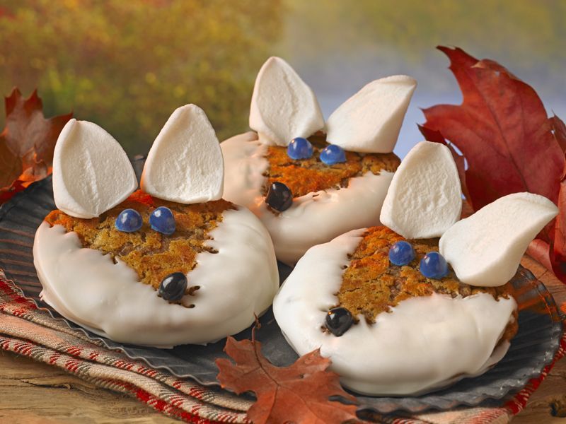 oatmeal creme pies decorated to look like foxes