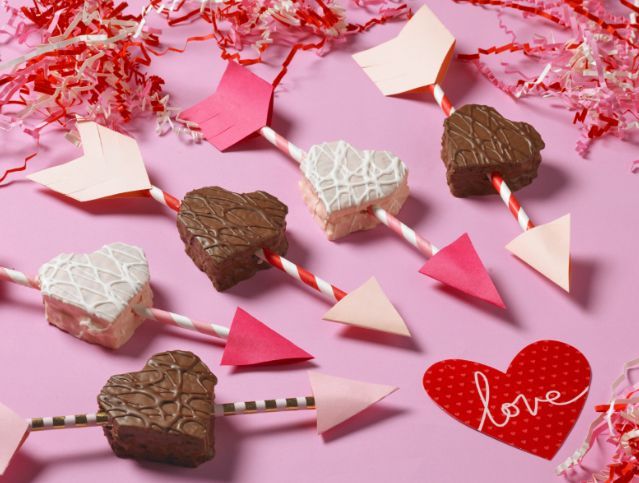 valentine cakes decorated with paper and straw to make heart arrows