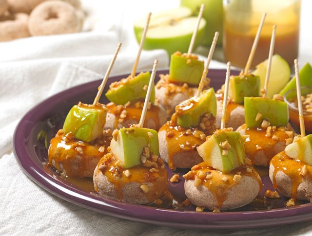 pumpkin spice apple bites with green apples and caramel drizzle