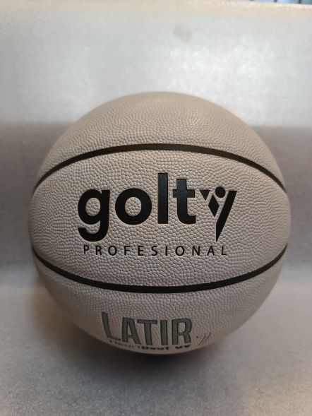 Balón de voleibol profesional blanco con texto negro “golty” y “LATIR” sobre una superficie gris.