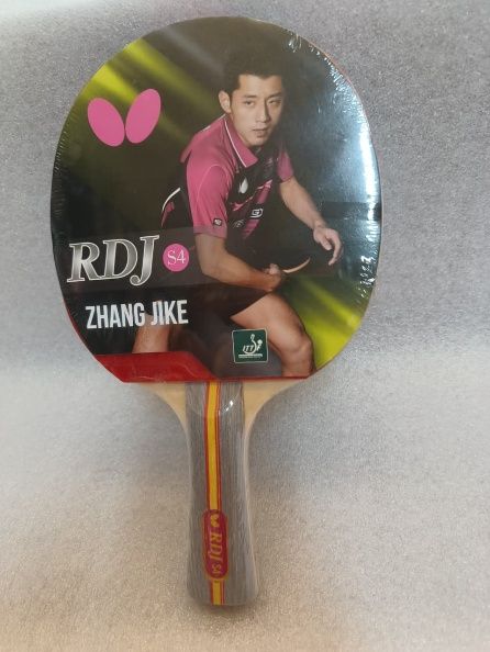 Pala de ping pong con retrato de Zhang Jike y diseño rojo y negro.