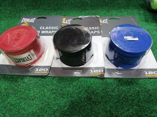 Tres envases redondos con tapas rojas, negras y azules en una tarjeta de presentación para comercios.
