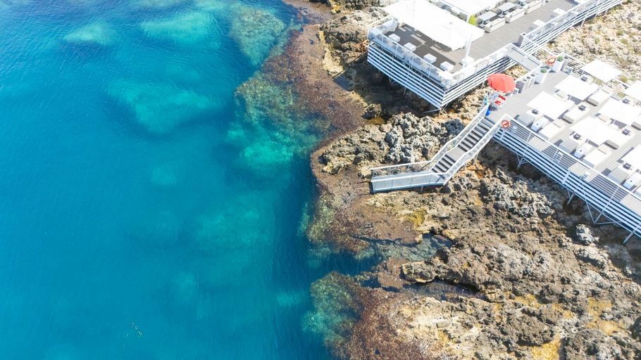 Tavolo apparecchiato al tramonto sul mare di Salento