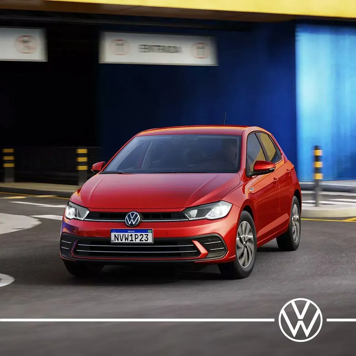 Volkswagen Polo vermelho estacionado perto de uma entrada com postes amarelos e pretos.