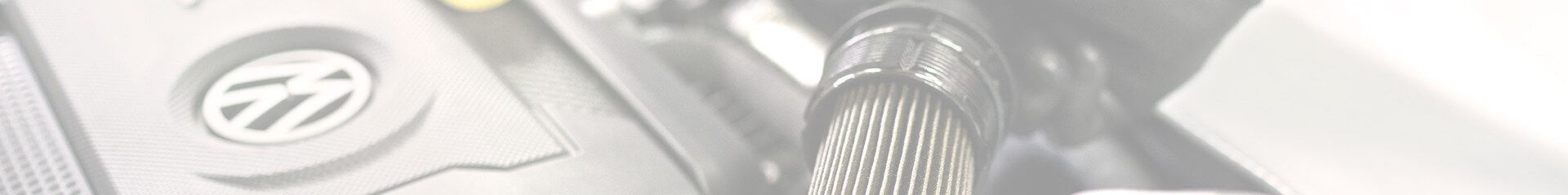 Compartimento do motor de um carro com o logotipo da VW e um cabo.
