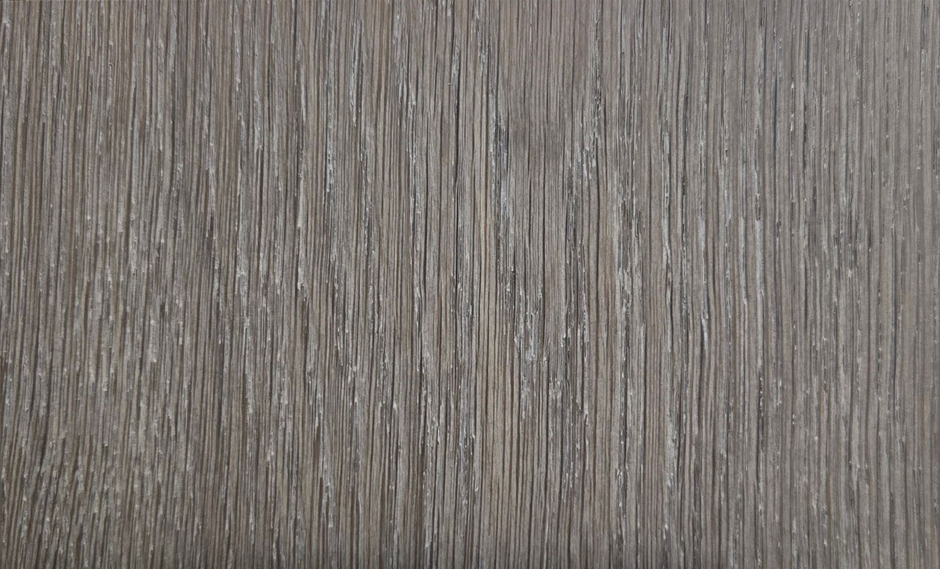 Primer plano de la veta de madera texturizada de color gris parduzco con vetas verticales.