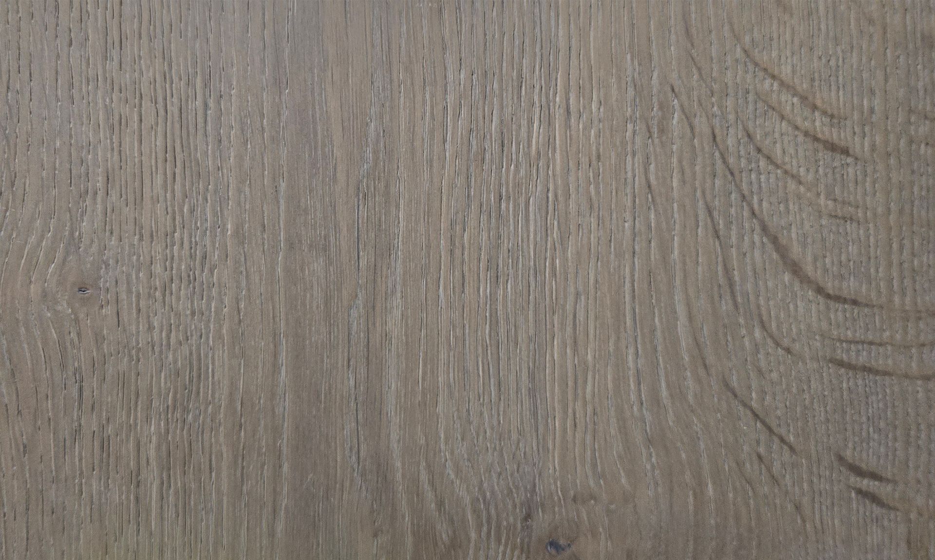 Primer plano de la veta de madera gris parduzca con fina textura vertical y marcas de arañazos curvas en el lado derecho.