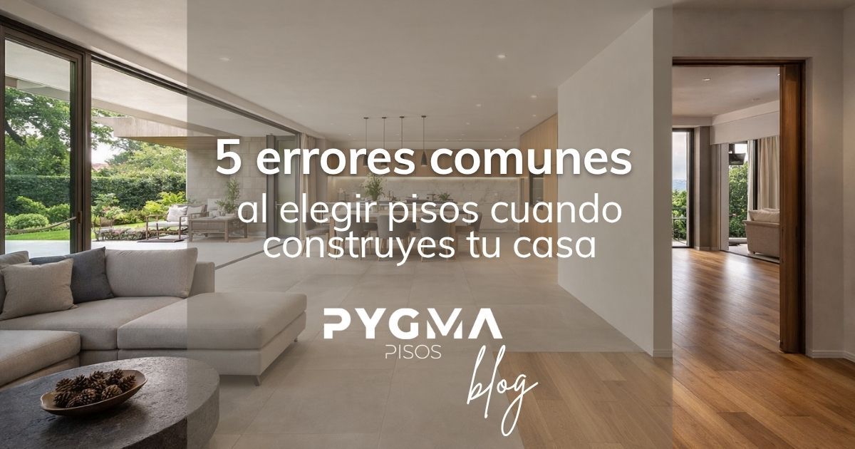 Modern living room with white sofa, wood floor, and Spanish text: “5 errores comunes al elegir pisos cuando construyes tu casa.”