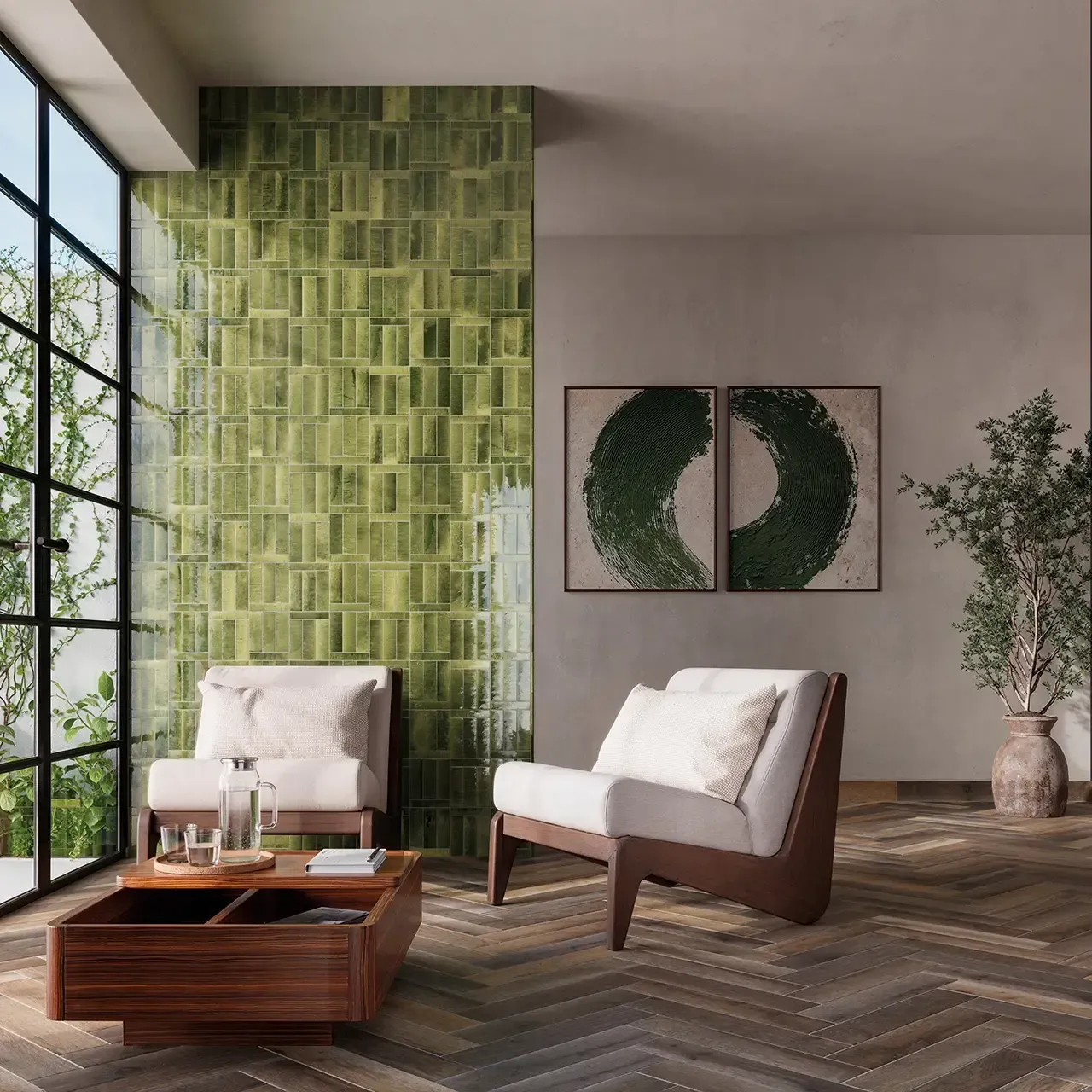 Sala de estar moderna con pared decorativa verde, grandes ventanales y dos sillones alrededor de una mesa baja de madera.