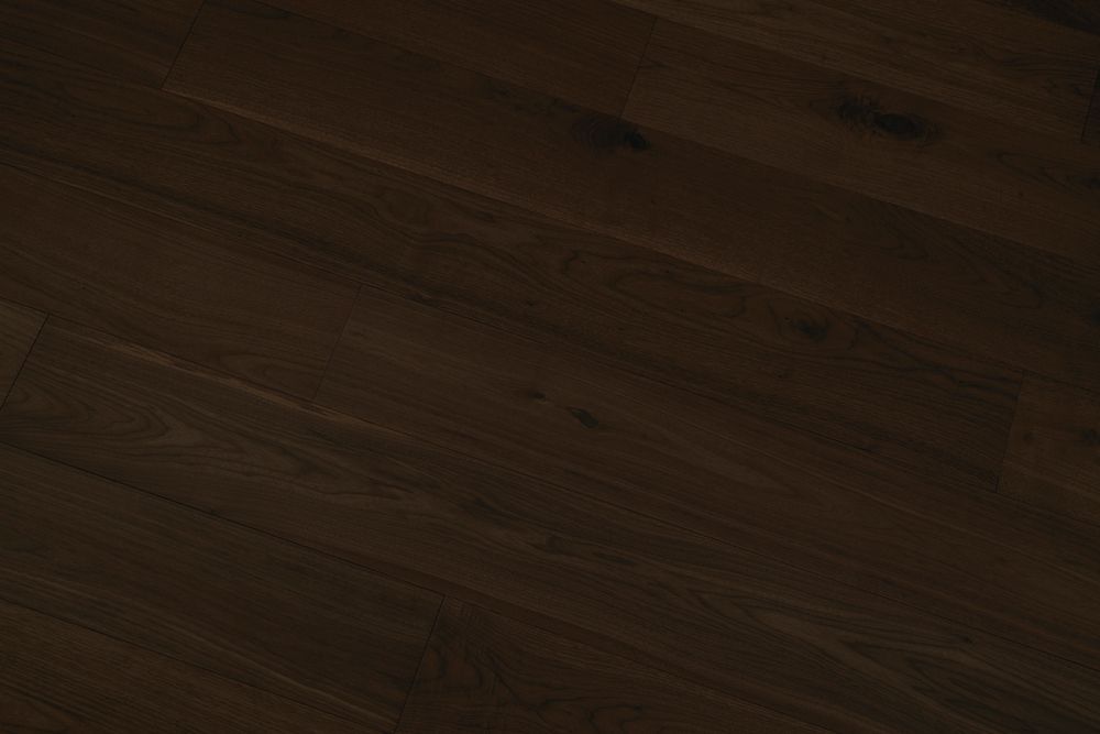 Tablas de madera con iluminación tenue y vetas diagonales