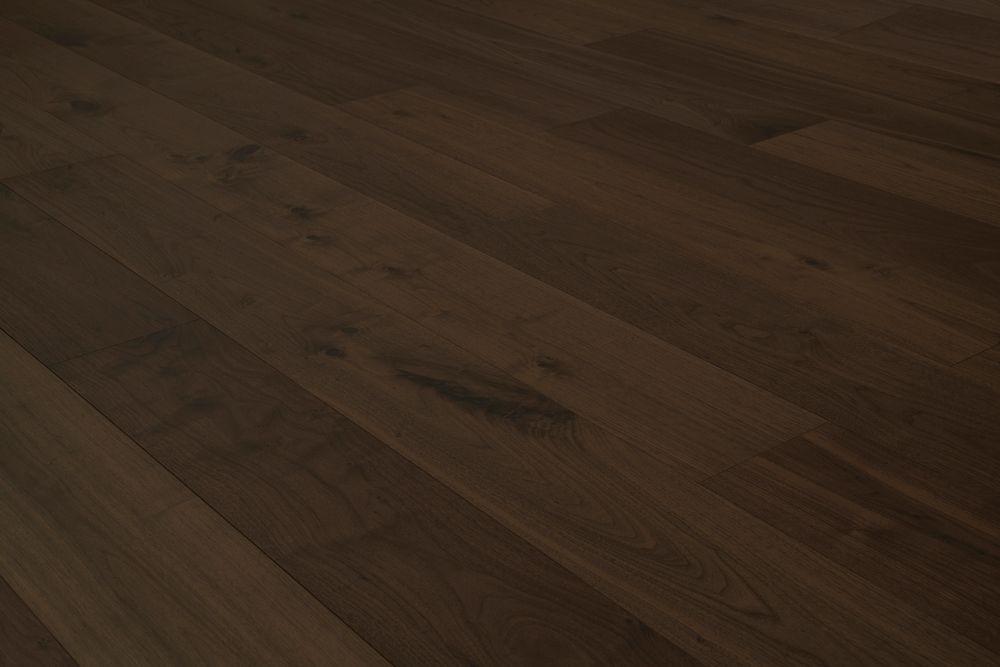 Suelo de tablones de madera oscura con vetas visibles y algunos arañazos.