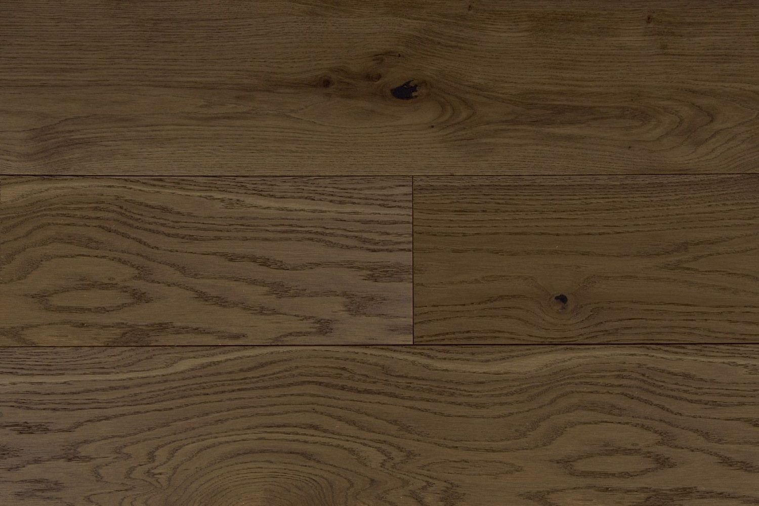 Suelo de tablones de madera con una sección de tablones más oscuros cerca del centro.