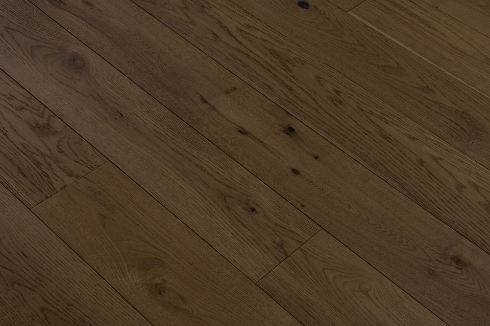 Suelo de tablones de madera oscura con vetas y nudos visibles.