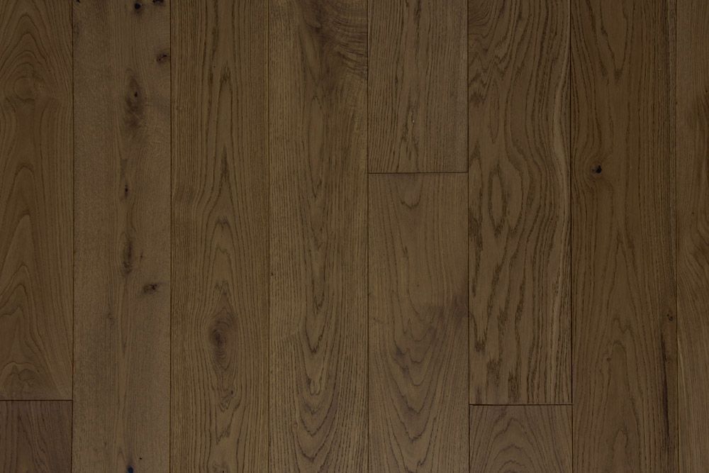 Suelo de tablones de madera marrón con vetas y juntas visibles.