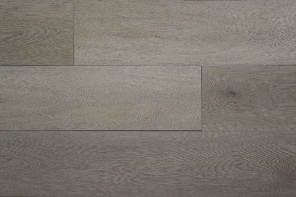 Suelo de tablones de madera gris con veta horizontal y una pequeña junta vertical cerca del lado derecho.