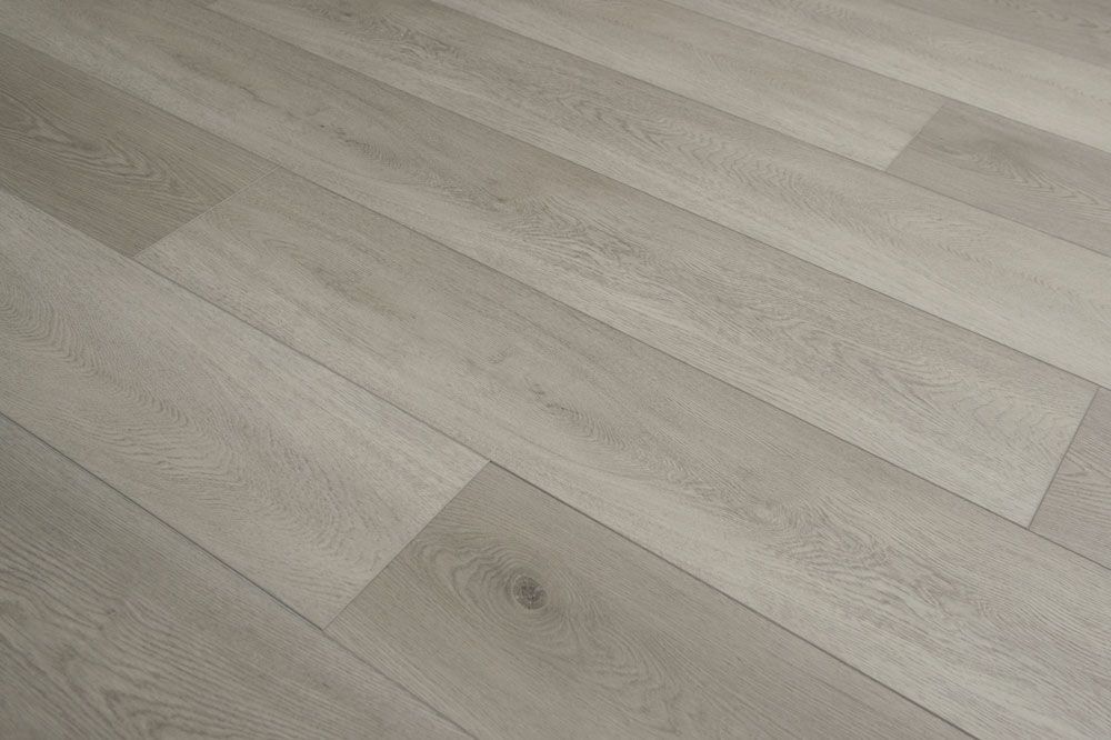Suelo de tablones de madera gris claro con vetas y juntas sutiles.