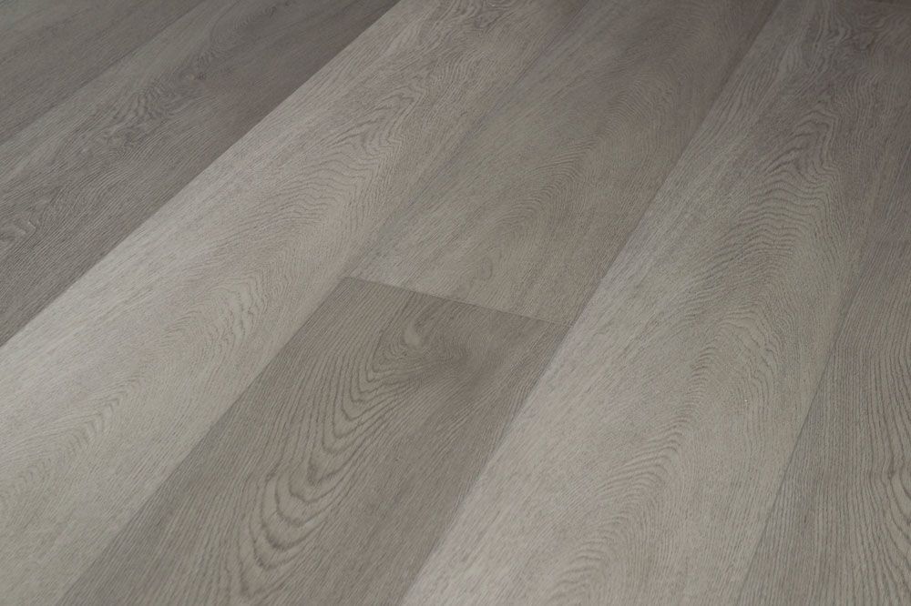 Tablones de suelo de color gris con vetas de madera, dispuestos en diagonal.