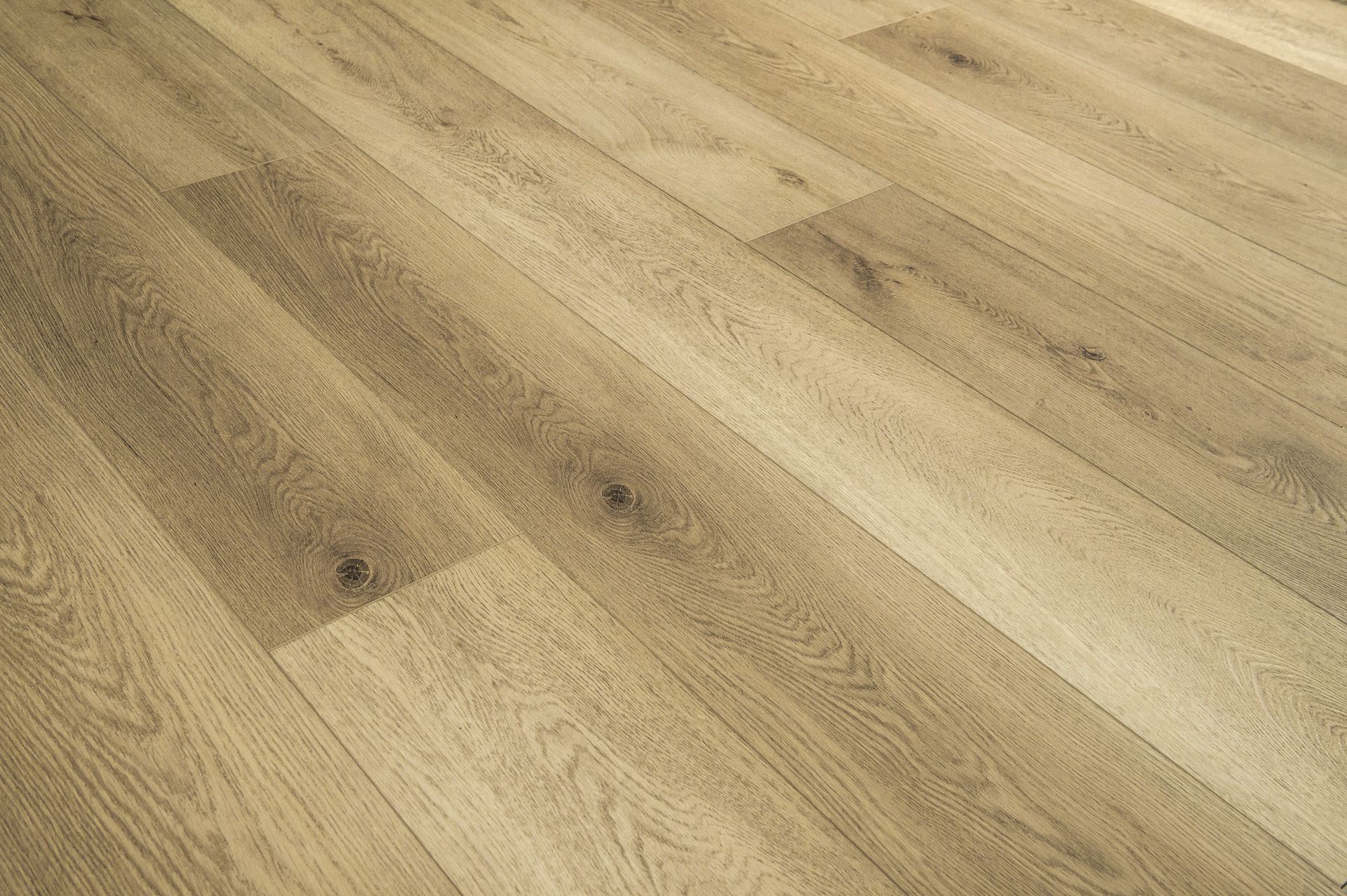 Tablas de madera de color claro con vetas diagonales.