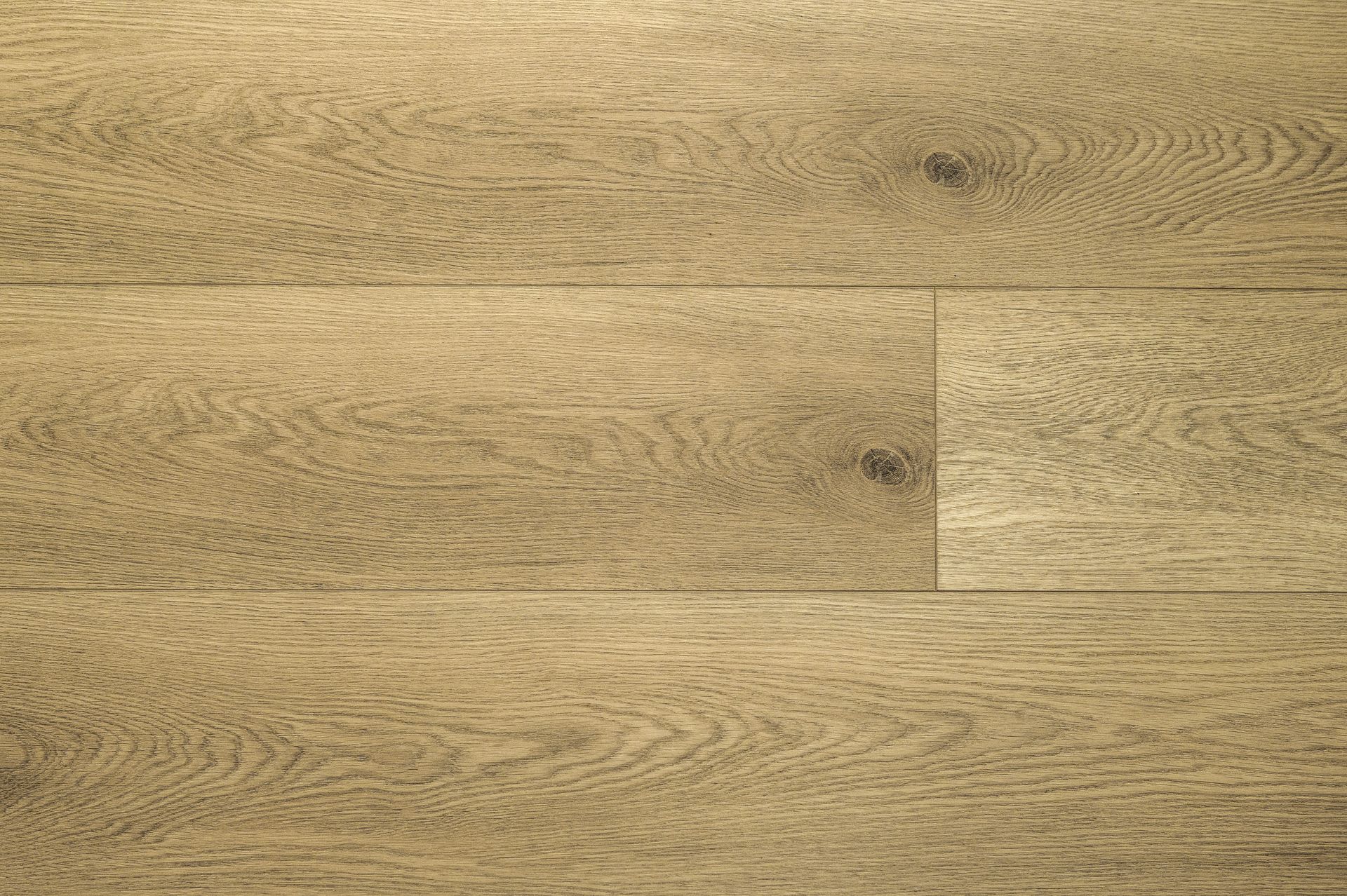 Suelo de madera clara con una sutil junta rectangular visible cerca del centro derecho.