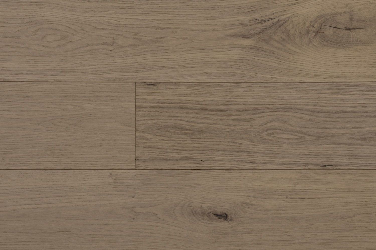 Primer plano de un suelo de madera de color marrón claro con vetas y juntas de tablones visibles.