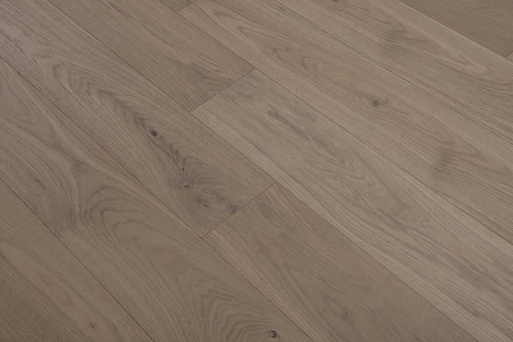 Suelo de madera de color marrón claro con vetas diagonales.
