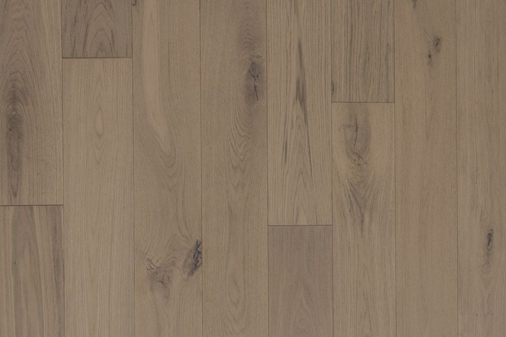Suelo de tablones de madera de color marrón claro con vetas y nudos visibles.