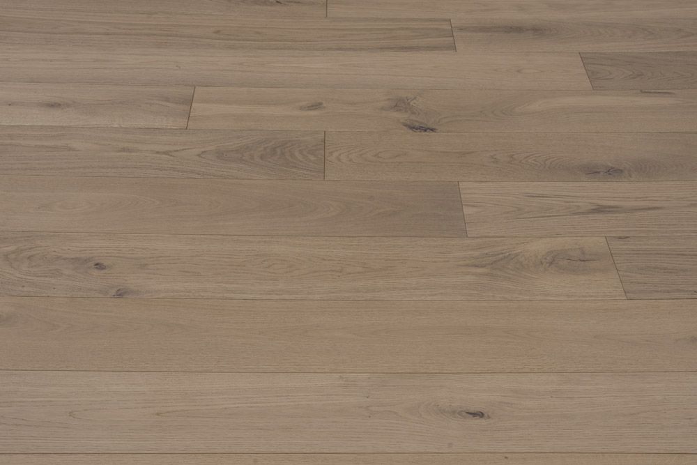 Tablones de suelo de madera de roble claro con veta natural.