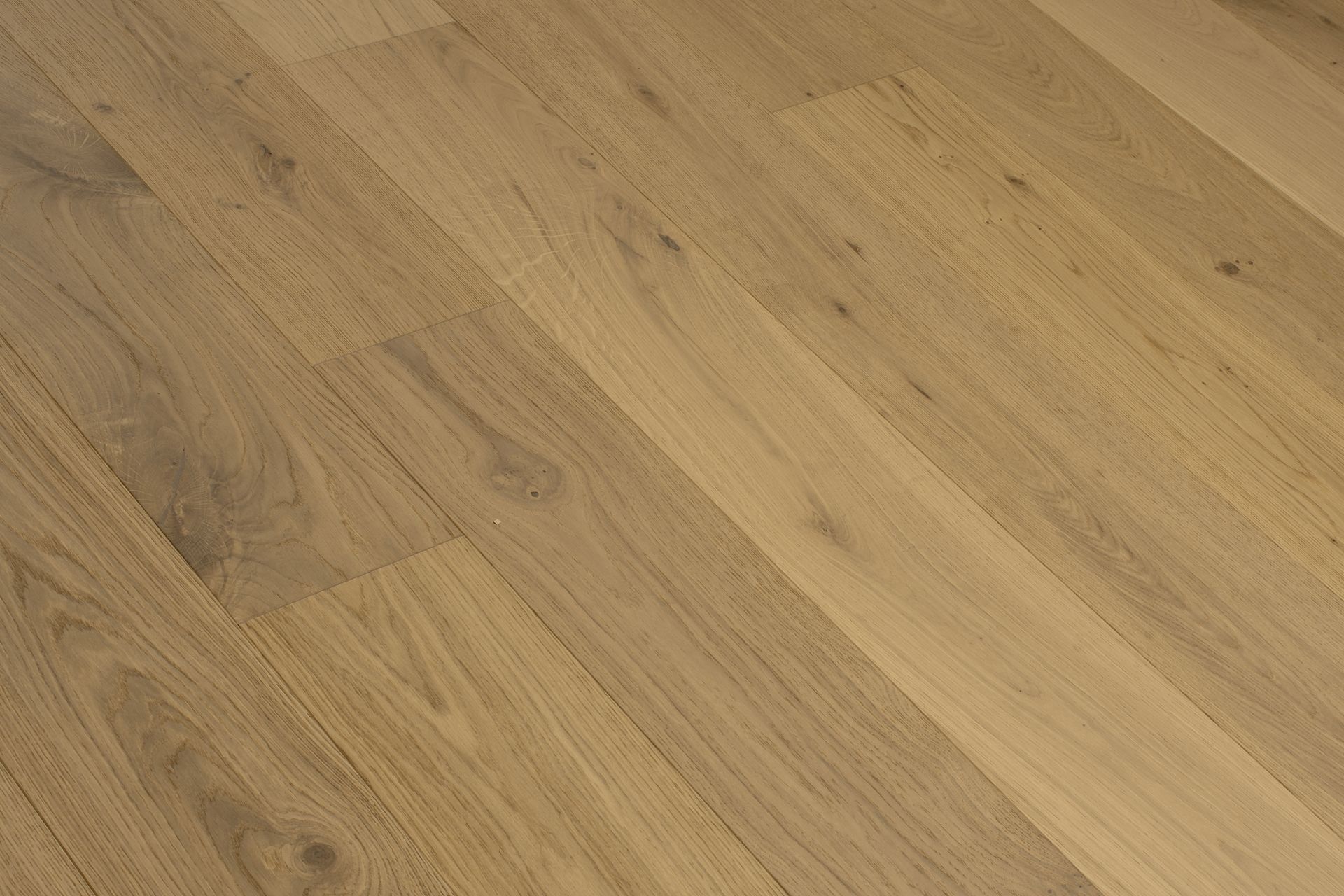 Suelo de tablones de madera clara con vetas naturales.