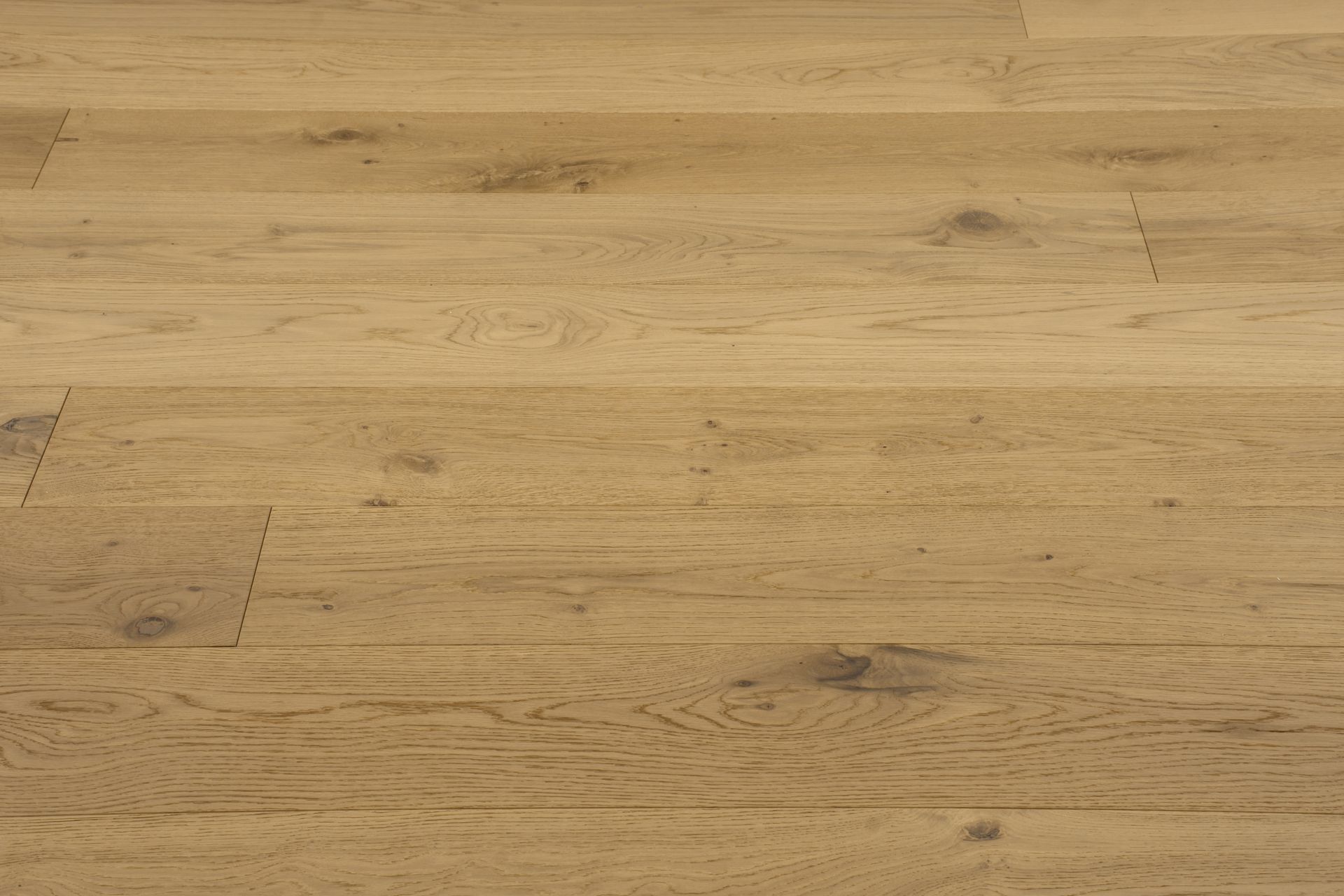 Tablones de madera clara con vetas naturales.