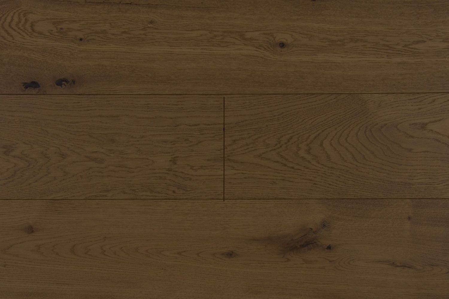 Suelo de tablones de madera de color marrón oscuro con vetas y nudos visibles.