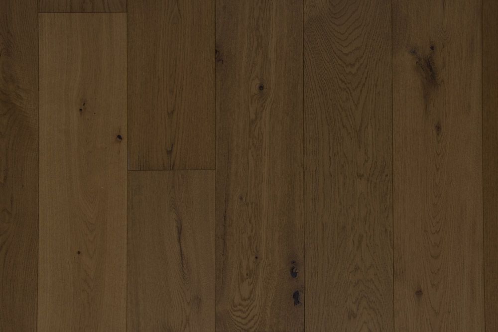 Primer plano de la superficie de un tablón de madera marrón con vetas y nudos visibles.
