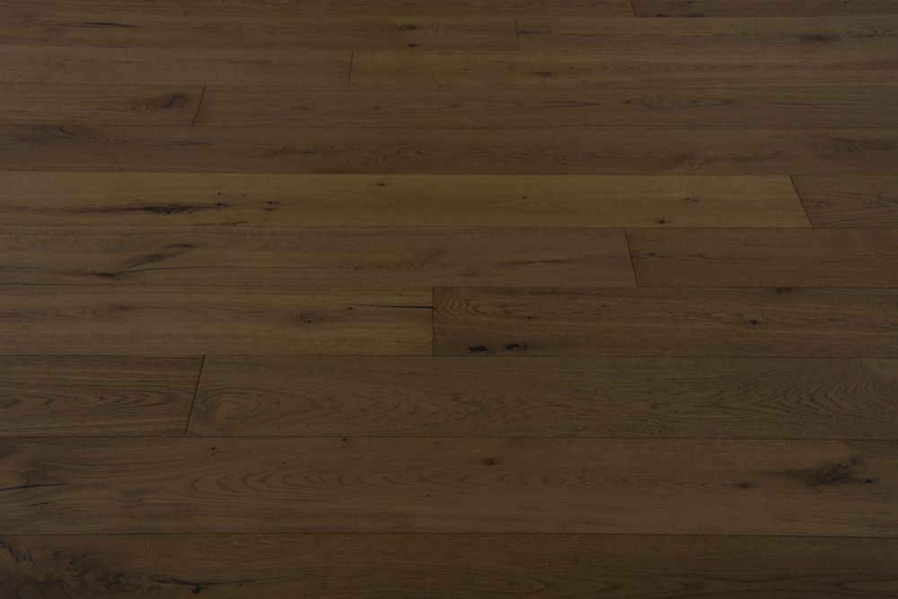 Suelo de tablones de madera oscura con vetas y nudos visibles.