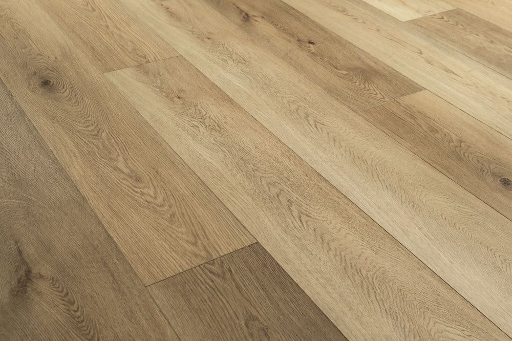 Suelo de tablones de madera clara con vetas diagonales y tonos beige cálidos.