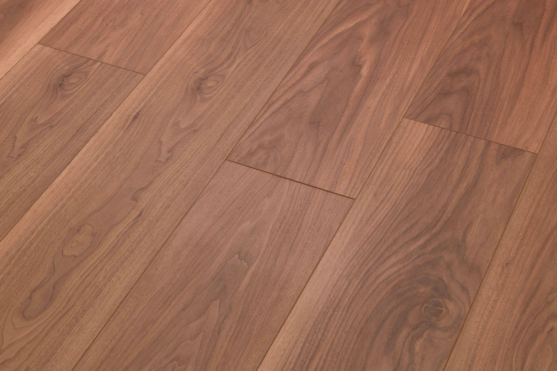 Tablas de madera para suelo con vetas de color marrón cálido.