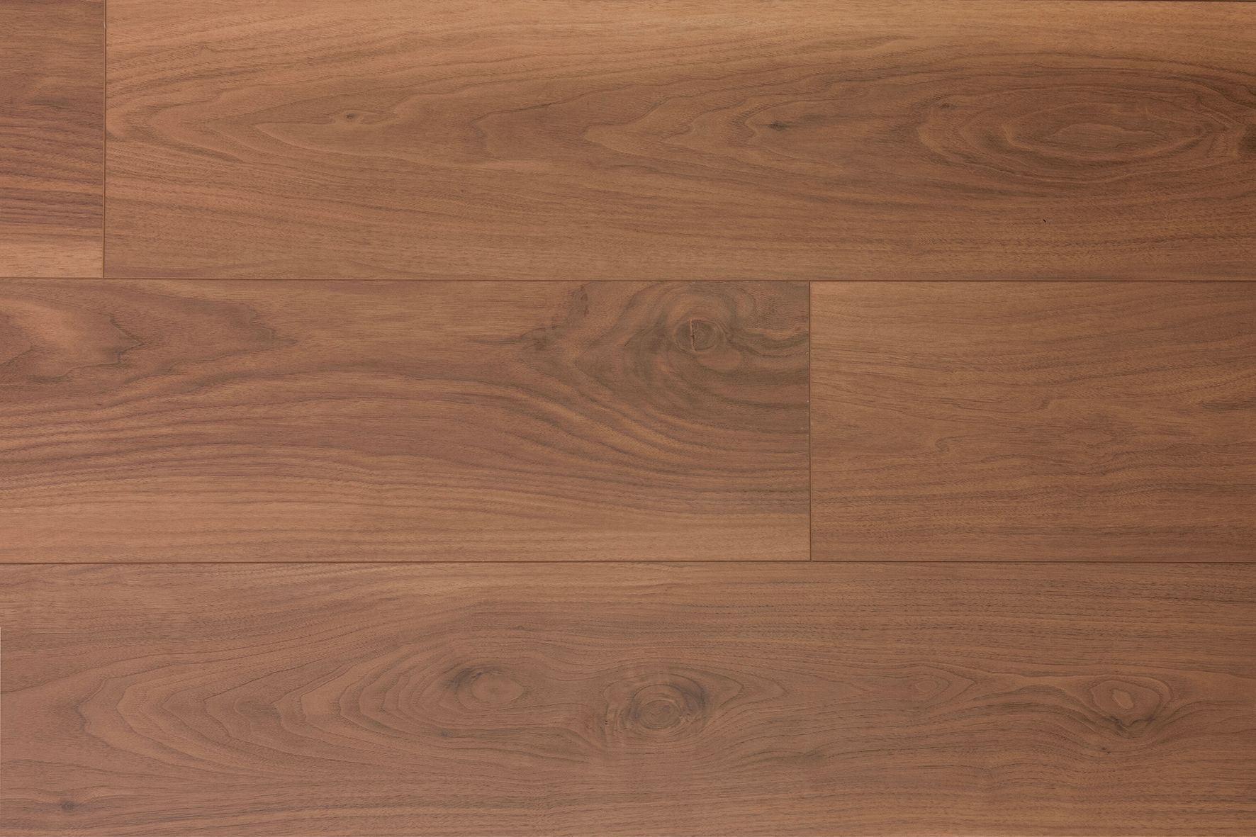 Primer plano de un suelo de madera marrón con vetas horizontales.