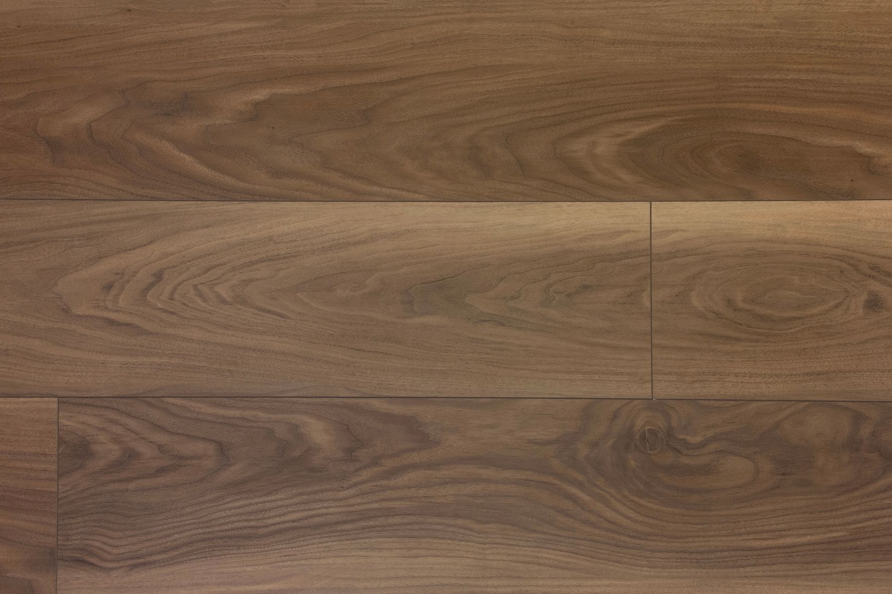 Primer plano de un suelo de madera marrón con vetas horizontales.