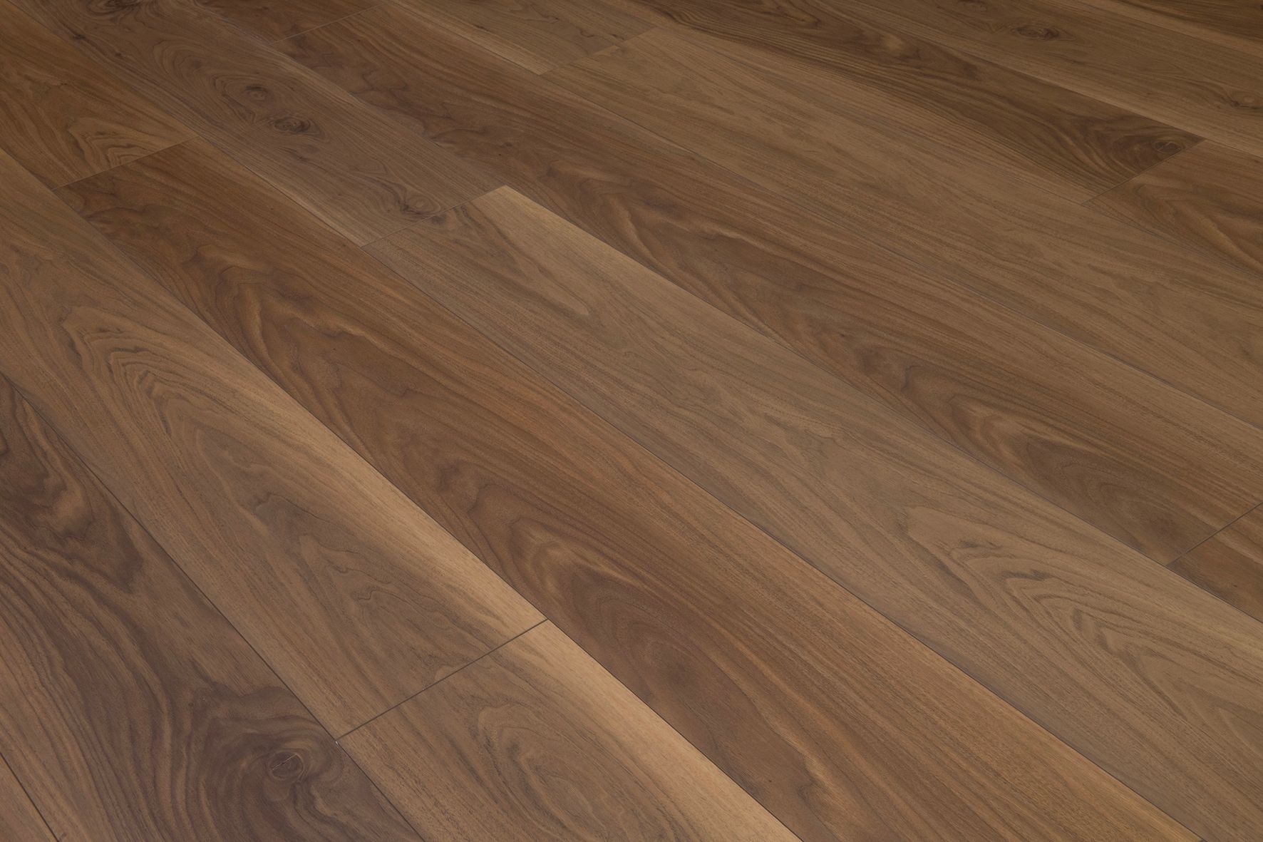 Primer plano de un suelo de madera marrón claro con patrones de tablones diagonales.