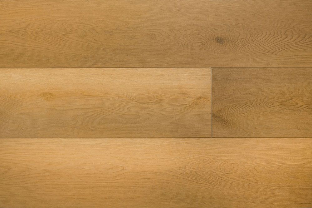 Suelo de tablones de madera clara con tablas horizontales y vetas naturales.
